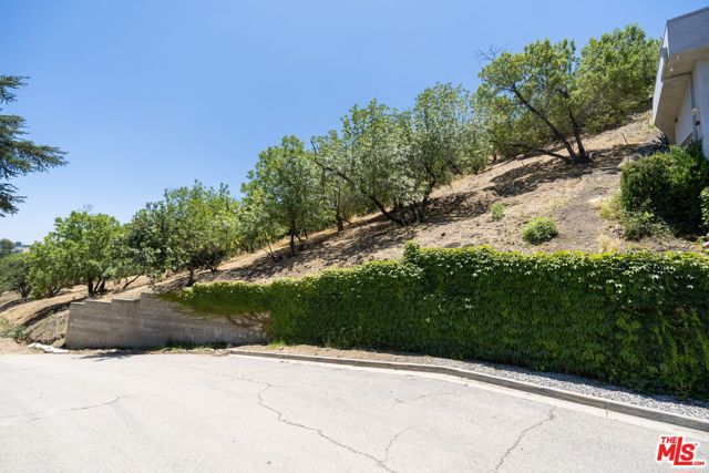 3995 Glenalbyn Drive, Los Angeles CA: https://media.crmls.org/mediaz/d6a100b8-1d27-4e00-84e8-7c87c3760c4c.jpg