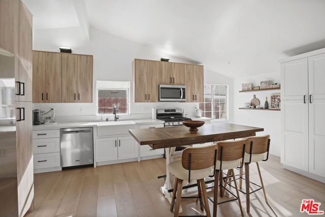 20338 Coulson Street, Woodland Hills CA: https://media.crmls.org/mediaz/d6a23a80-c1a4-49ca-9fab-427db91b3f72.jpg
