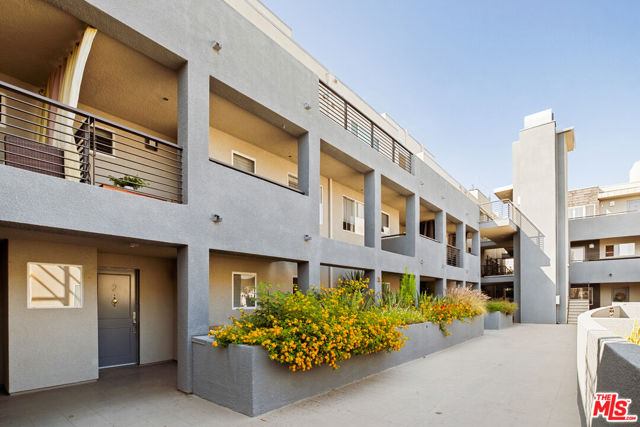 1212 Ocean Park Boulevard, Santa Monica CA: https://media.crmls.org/mediaz/d6a2e625-a8c8-448c-aee6-3c837f6621a1.jpg