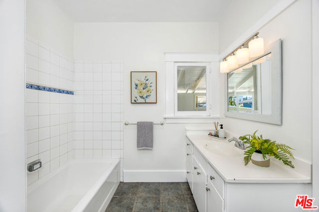 407 N Benton Way, Los Angeles CA: https://media.crmls.org/mediaz/d6a2ffb2-f5bd-4568-a5d4-18bec5328b83.jpg