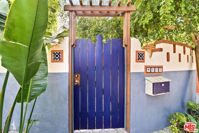 4171 Kraft Avenue, Studio City CA: https://media.crmls.org/mediaz/d6a332ed-2b4d-43c6-8399-e9910f37cd91.jpg