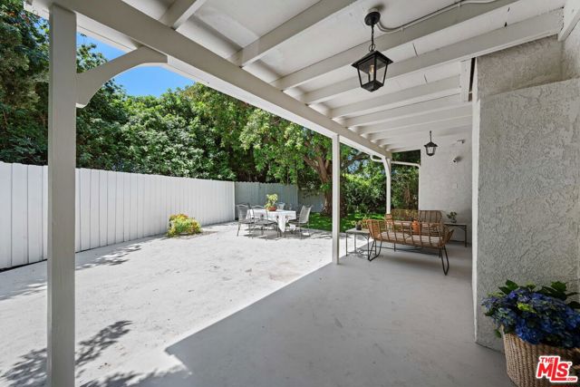 6827 Bianca Avenue, Lake Balboa CA: https://media.crmls.org/mediaz/d6a39b65-6e27-42c6-aeda-3a5129c695ce.jpg