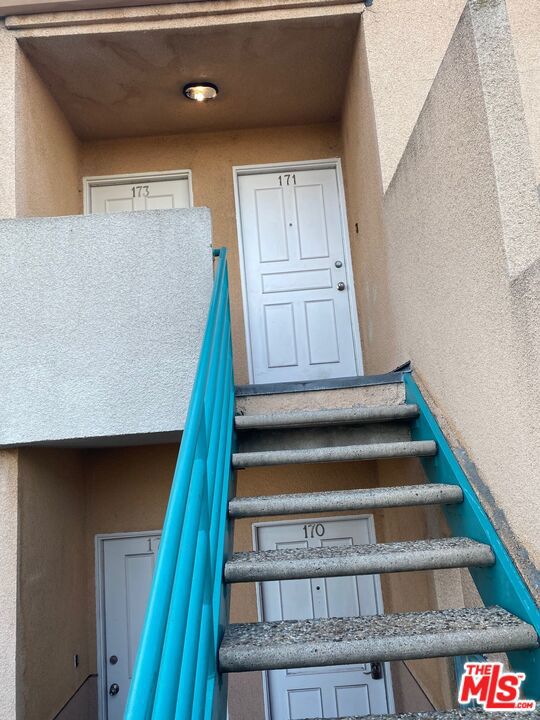 435 E Tamarack Avenue, Inglewood CA: https://media.crmls.org/mediaz/d6a3acd1-a526-4620-994e-69cd6f727eea.jpg