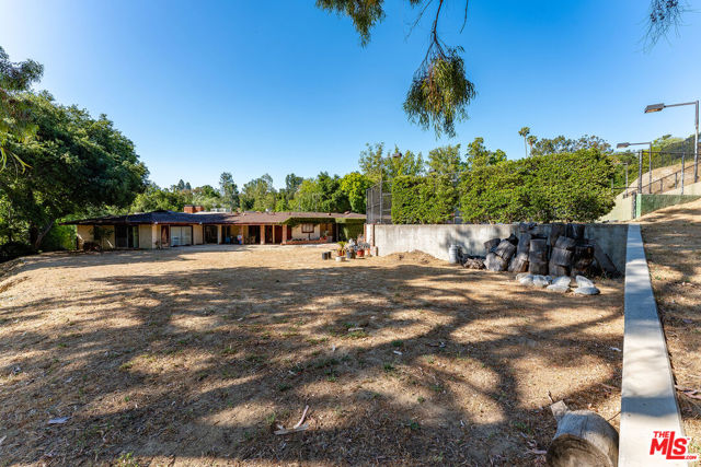 16145 High Valley Place, Encino CA: https://media.crmls.org/mediaz/d6a41d12-904d-427c-a6d2-a4fe76ddb8d0.jpg
