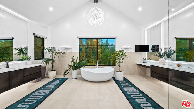 18762 Wells Drive, Tarzana CA: https://media.crmls.org/mediaz/d6a4d839-be33-4750-a942-f1cd8dfa67a5.jpg
