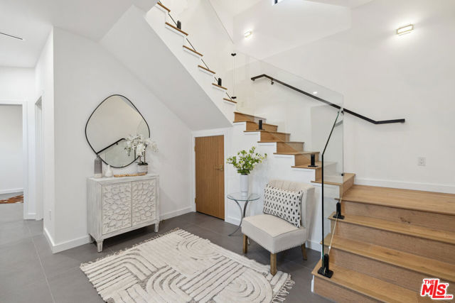 5221 Campo Road, Woodland Hills CA: https://media.crmls.org/mediaz/d6a5a761-eb76-44d4-97e3-f893dc881049.jpg