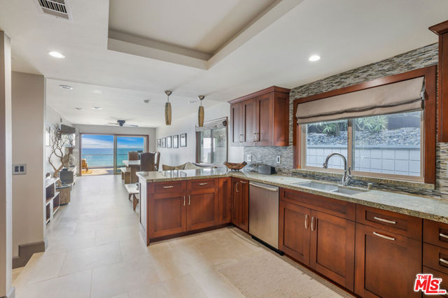18074 Coastline Drive, Malibu CA: https://media.crmls.org/mediaz/d6a6a097-9672-48f9-986a-589f74e71d02.jpg