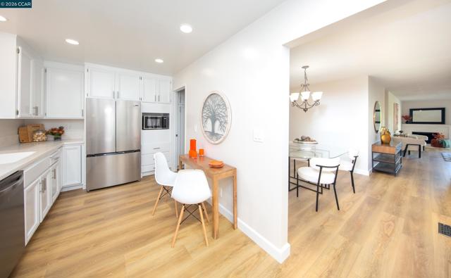 600 Terra California Dr, Walnut Creek CA: https://media.crmls.org/mediaz/d6a6c5ce-26c5-4cf1-bddd-8ae64088a5b1.jpg