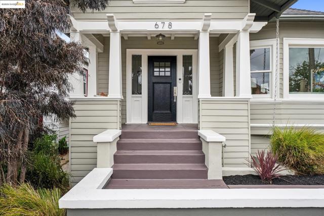 678 65Th St, Oakland CA: https://media.crmls.org/mediaz/d6a6db6f-d6ed-4301-b194-4de5b359d775.jpg
