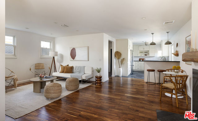 2432 Cloy Avenue, Venice CA: https://media.crmls.org/mediaz/d6a730e4-7413-4b8f-bb8d-402ebac50840.jpg