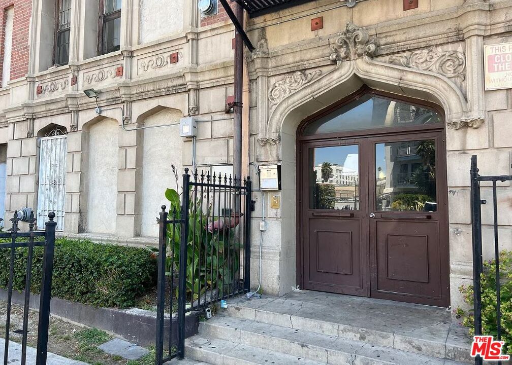 526 S Oxford Avenue #100