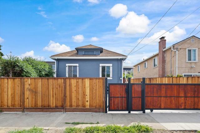 8850 Dowling Street, Oakland CA: https://media.crmls.org/mediaz/d6a95e95-acb8-4079-89a1-739795ed2c09.jpg