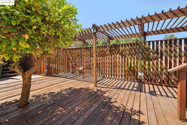 6141 Broadway Ter, Oakland CA: https://media.crmls.org/mediaz/d6a98544-ab3a-4430-aa79-d9b56d45e1d6.jpg