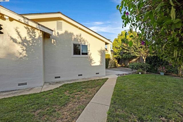 35629 Dee Pl, Fremont CA: https://media.crmls.org/mediaz/d6aa17b6-128a-4627-9114-4a418ae3a321.jpg