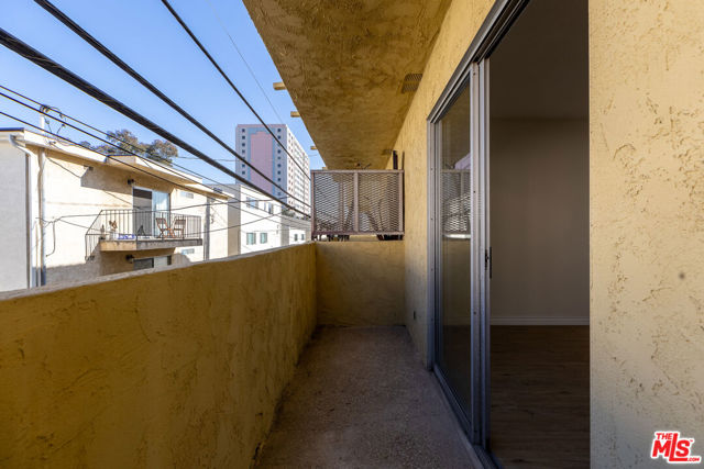 1033 6TH Street, Santa Monica CA: https://media.crmls.org/mediaz/d6ac4457-9748-49bf-a8aa-18a61047719c.jpg