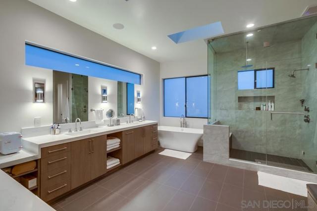2885 Gate Three Place, Chula Vista CA: https://media.crmls.org/mediaz/d6ac8f1d-58f9-4a78-aa9f-a2f6b9692fc5.jpg