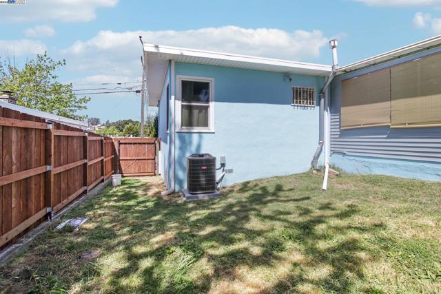 19136 Mayberry Dr, Castro Valley CA: https://media.crmls.org/mediaz/d6ace403-9ecb-4c90-9c60-f1a755d1f4ac.jpg