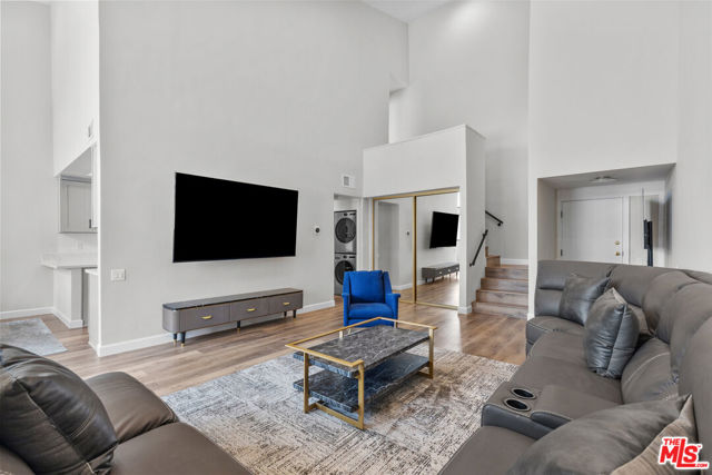 5310 Zelzah Avenue, Encino CA: https://media.crmls.org/mediaz/d6ad1415-e3eb-4ae9-9954-d420b1178793.jpg