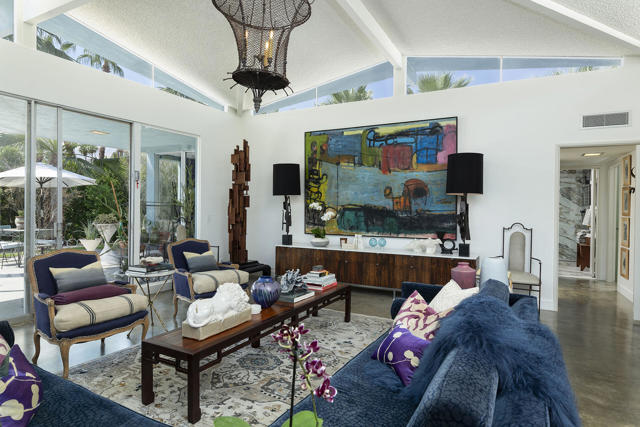 1055 E Granvia Valmonte, Palm Springs CA: https://media.crmls.org/mediaz/d6aedcaf-cb04-4cc2-8fb3-7901f05ff0da.jpg
