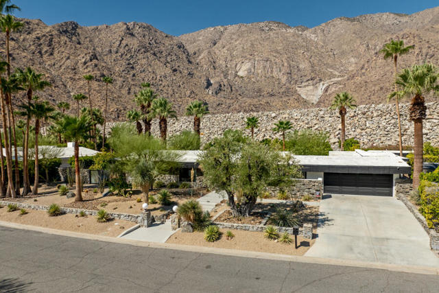 783 N Rose Avenue, Palm Springs CA: https://media.crmls.org/mediaz/d6af4fa1-2a30-48a3-b1fc-c30379692c4f.jpg
