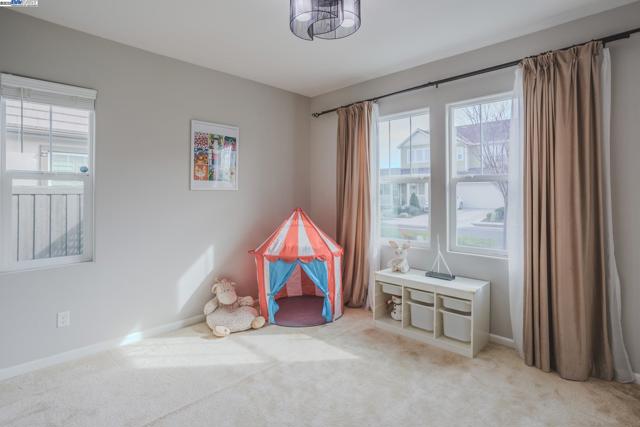 2239 Jessica Way, Tracy CA: https://media.crmls.org/mediaz/d6af56b8-83bc-429f-97bb-48cd3fdca8ca.jpg