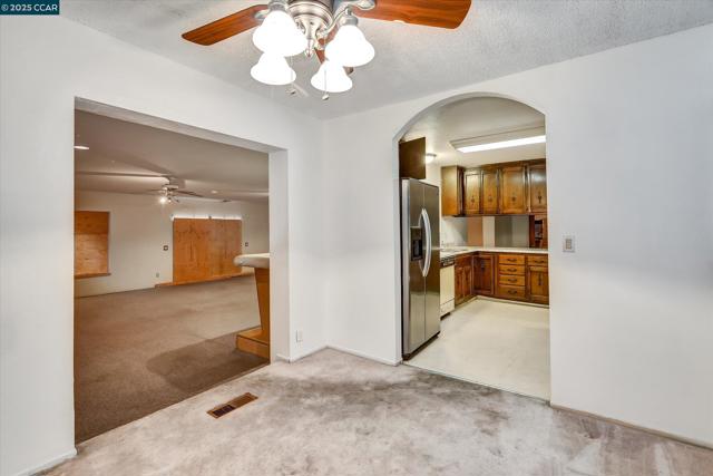 1069 16Th St, Oakland CA: https://media.crmls.org/mediaz/d6afc0bf-26db-425b-9a78-c337d6f9a50f.jpg