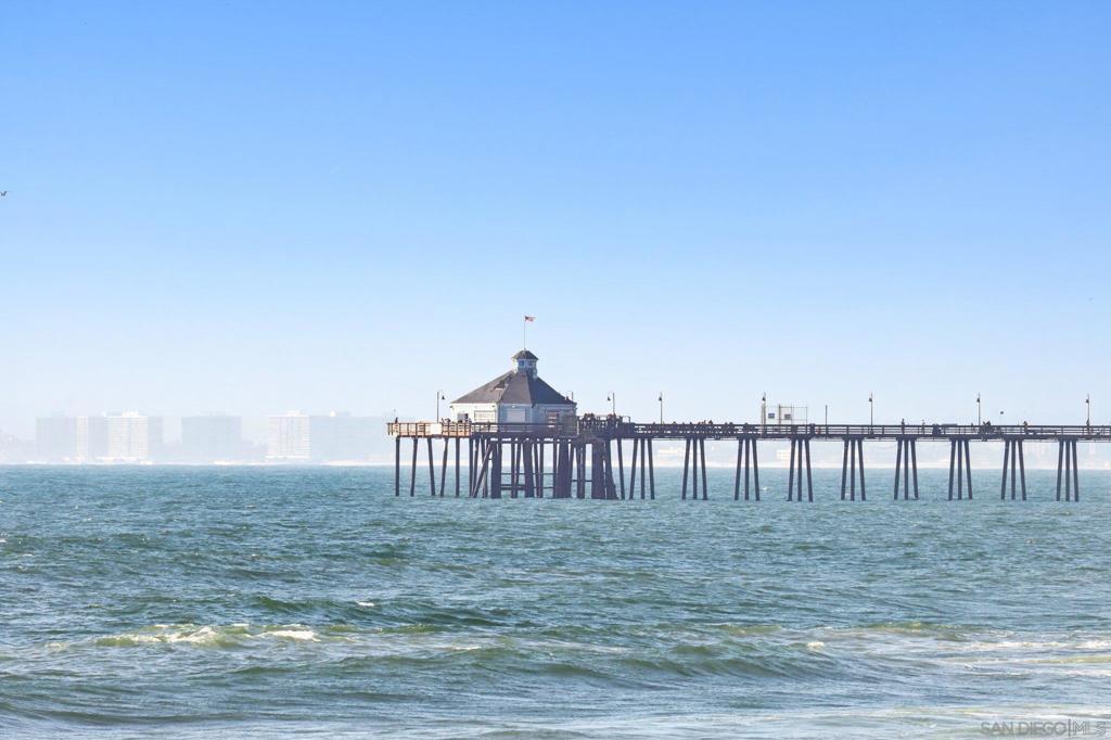https://media.crmls.org/mediaz/d6b12d44-e6d5-42f5-be22-30f472450eb9.jpg?preset=X-Large