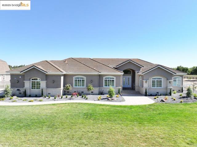 430 Ellisa Ln, Brentwood CA: https://media.crmls.org/mediaz/d6b1671b-747c-4961-9a39-bf9e09a48752.jpg