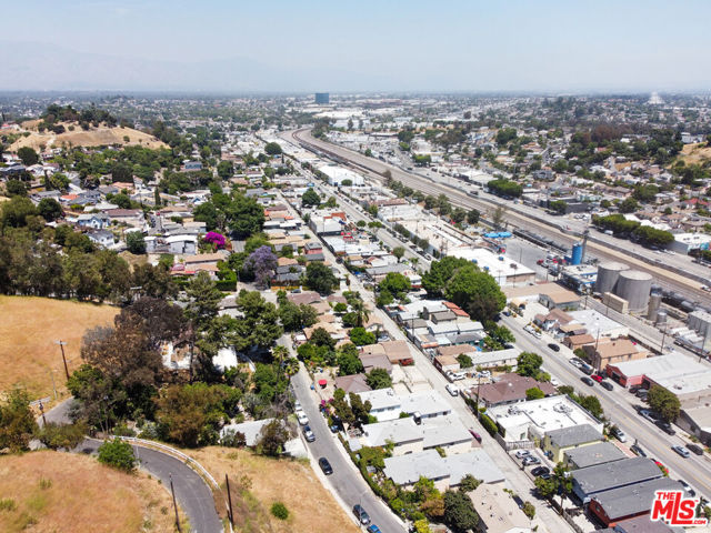 5017 Ithaca Avenue, Los Angeles CA: https://media.crmls.org/mediaz/d6b1a450-4f66-472a-9d30-f878c2fb7a00.jpg