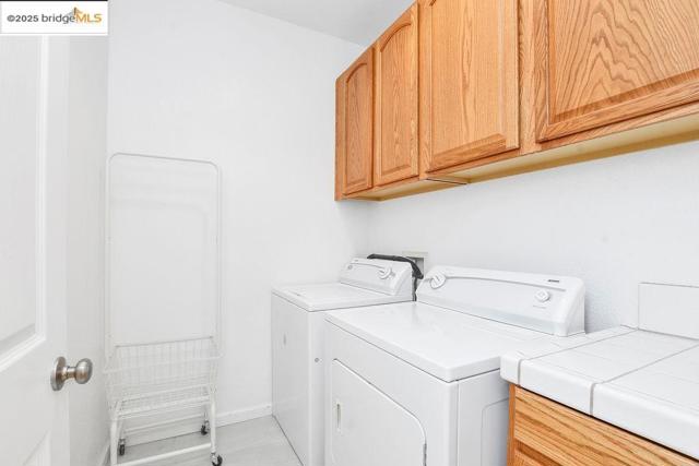 562 Douglas Drive, Brentwood CA: https://media.crmls.org/mediaz/d6b297e2-1795-4d4e-8d19-1b9ef33965ae.jpg