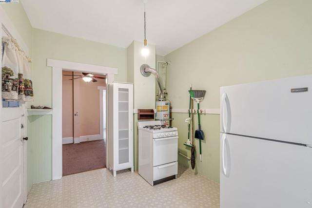 1540 16th Ave, Oakland CA: https://media.crmls.org/mediaz/d6b2e4ca-33da-4c74-8364-7328d378bdb7.jpg