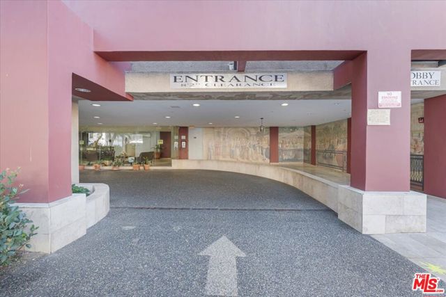 625 S Berendo Street, Los Angeles CA: https://media.crmls.org/mediaz/d6b381f9-8481-47ab-ac0c-02ff35e21152.jpg