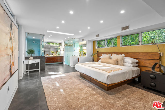 4944 Hood Drive, Woodland Hills CA: https://media.crmls.org/mediaz/d6b43e5b-0f13-4710-8e1f-edbc49a75904.jpg