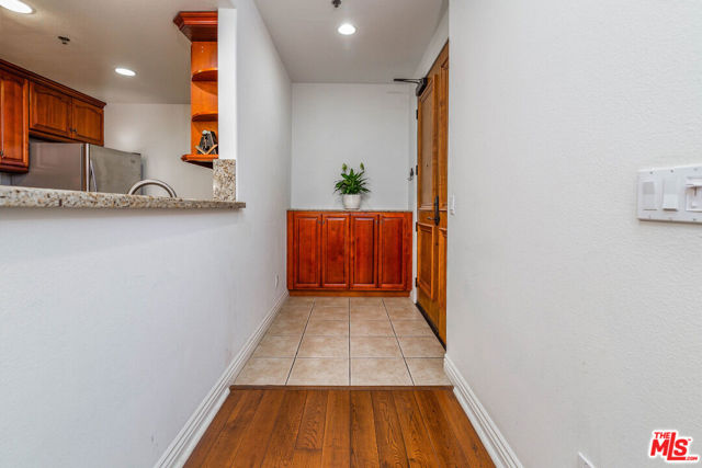 5132 Maplewood Avenue, Los Angeles CA: https://media.crmls.org/mediaz/d6b53392-843d-4b42-809d-ff4f28c4080f.jpg