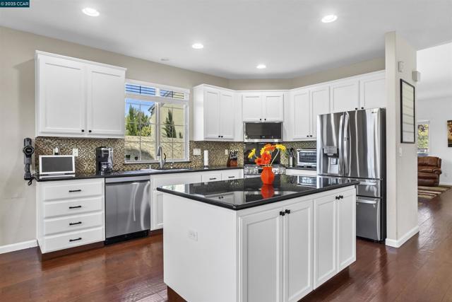 1186 Waverly Cir, Hercules CA: https://media.crmls.org/mediaz/d6b5baf0-5c83-4ffd-a40e-efdfc0bd8563.jpg