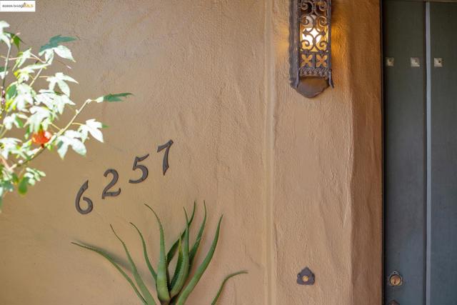 6257 Girvin Dr, Oakland CA: https://media.crmls.org/mediaz/d6b67e79-31be-4764-8882-952d8ea31151.jpg