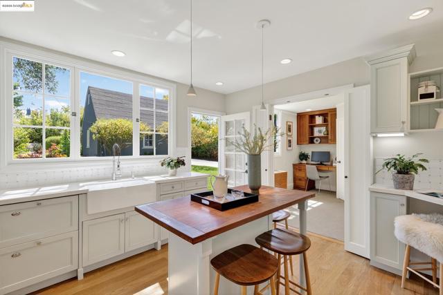 1145 Mandana Blvd, Oakland CA: https://media.crmls.org/mediaz/d6b6d879-5181-4984-a927-67d043a4ae94.jpg