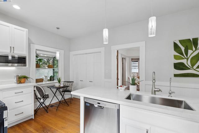 3206 Garfield Ave, Alameda CA: https://media.crmls.org/mediaz/d6b7b623-6042-44a0-b00f-4cb209e474b7.jpg