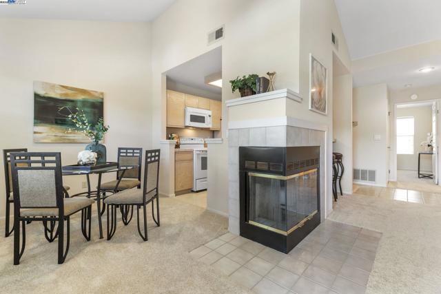 7710 Canyon Meadow Cir, Pleasanton CA: https://media.crmls.org/mediaz/d6b7d970-665f-4c73-babf-b62b8cf0df55.jpg