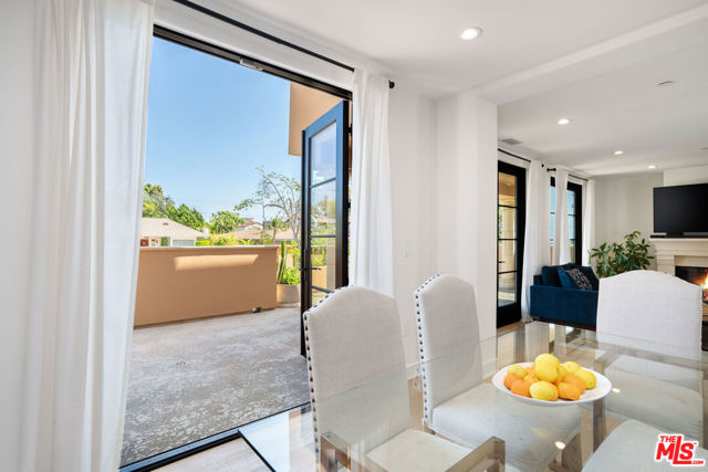 10523 Ashton Avenue, Los Angeles CA: https://media.crmls.org/mediaz/d6b8a91a-a6e0-4310-ad82-66708b0af7f9.jpg