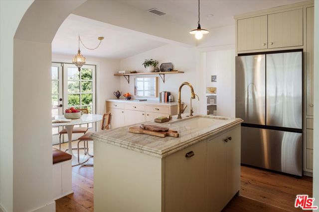 1410 Stanford Drive, Glendale CA: https://media.crmls.org/mediaz/d6b8b9b5-63ff-4825-ac76-3dcd14f0cf37.jpg