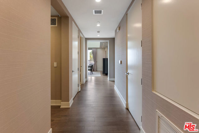 460 N Palm Drive, Beverly Hills CA: https://media.crmls.org/mediaz/d6b8f3fa-5163-40e7-9f35-5f06cb7d9eeb.jpg