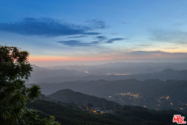 475 Stunt Road, Calabasas CA: https://media.crmls.org/mediaz/d6b8fd2c-ab52-4d29-be74-abc96b3c6ffa.jpg