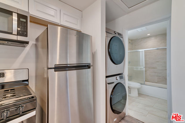 15011 Hartsook Street, Sherman Oaks CA: https://media.crmls.org/mediaz/d6ba0a03-febf-4260-ae31-95f7df0154eb.jpg