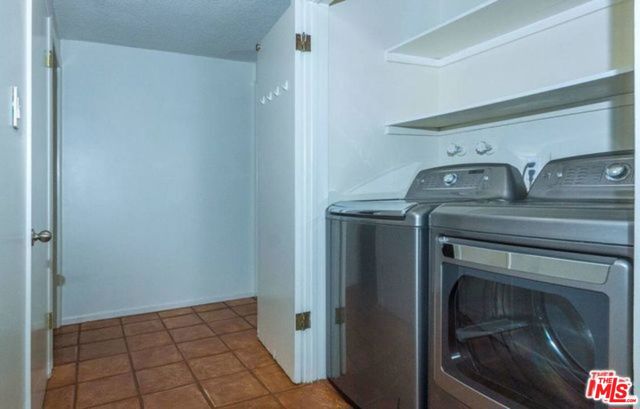 8090 Mulholland Drive, Los Angeles CA: https://media.crmls.org/mediaz/d6ba3002-18ab-4aed-8cc3-93d819be2209.jpg