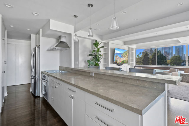 2220 Avenue Of The Stars, Los Angeles CA: https://media.crmls.org/mediaz/d6bacac2-22c1-40b8-8789-8a50f817d526.jpg