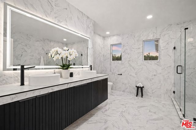 5439 Gentry Avenue, Valley Village CA: https://media.crmls.org/mediaz/d6baecbe-54a3-41b8-8f42-451d26e016d8.jpg