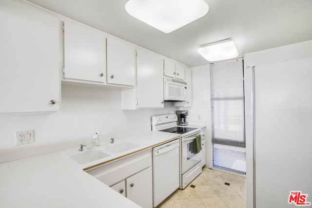 4316 Marina City Drive, Marina del Rey CA: https://media.crmls.org/mediaz/d6bb2021-909f-4fad-9b52-38836b495f73.jpg