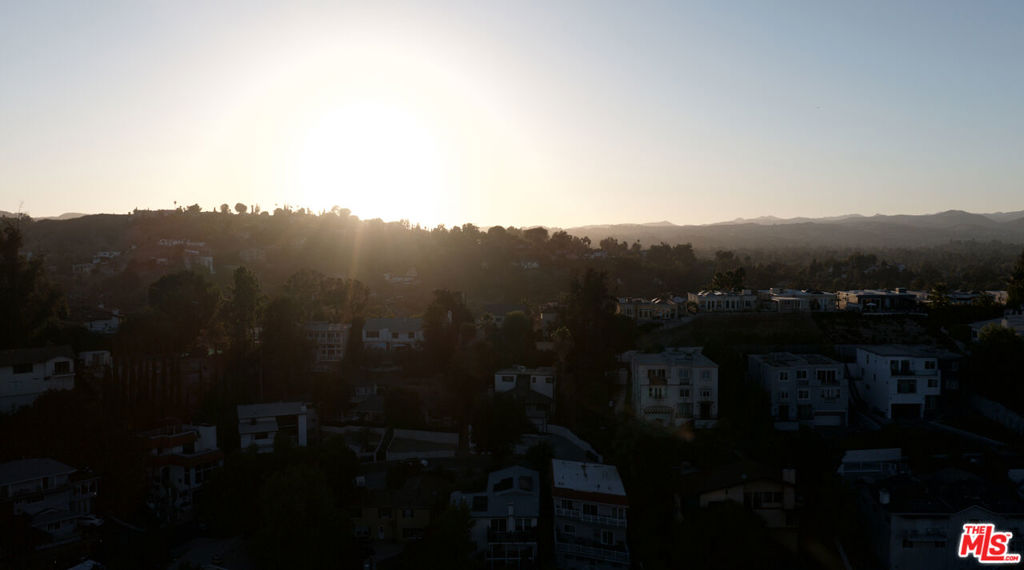 https://media.crmls.org/mediaz/d6bb4132-d5d5-4dfc-a2f4-69900488de41.jpg?preset=X-Large