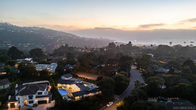 2975 Woodford Drive, La Jolla CA: https://media.crmls.org/mediaz/d6bb77fe-5df8-4a34-8c02-e050655471a9.jpg